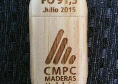 Grabado laser de pendrive madera